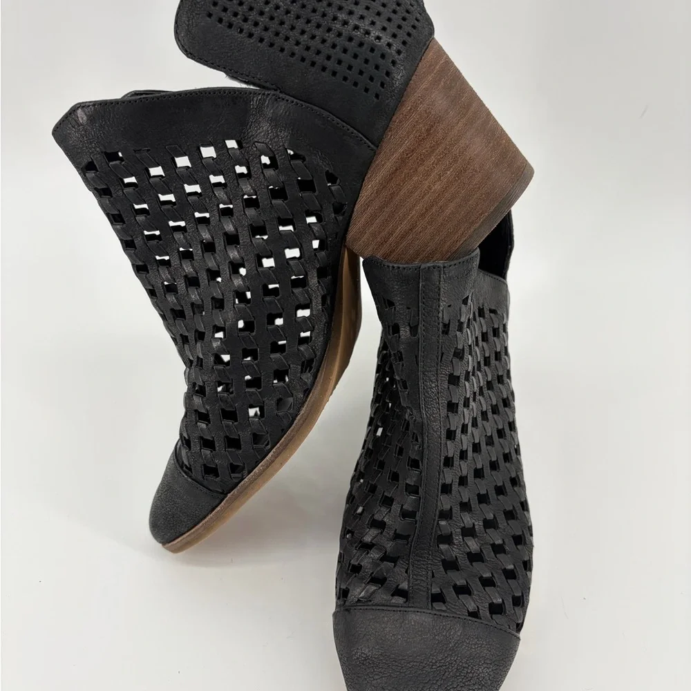 Vince Camuto Neeja Perforated Black Leather Ankle Booties Size 7M Western, NWOT‎